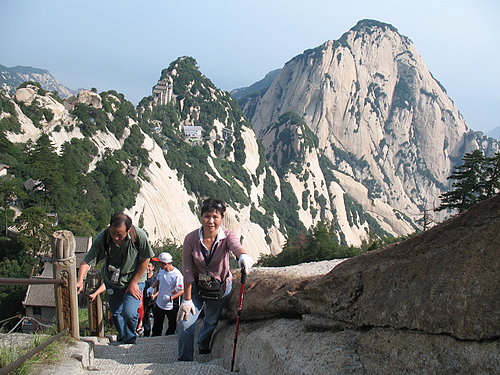 中國五岳之首華山北峰( 1617公尺 )蒼龍嶺金鎖關